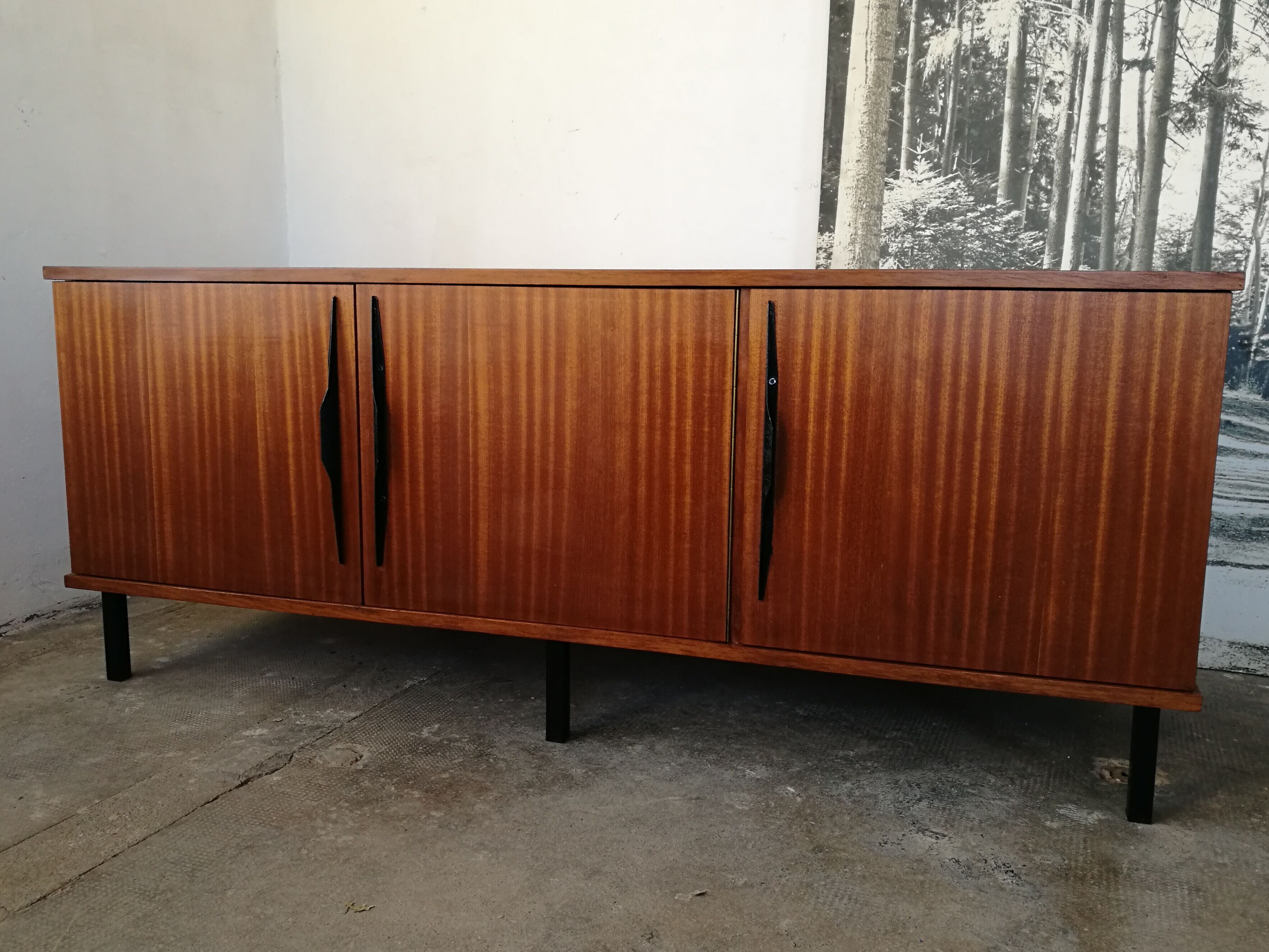 Seventies vintage bass row