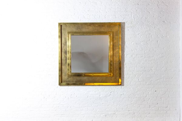 Grand miroir en laiton gravé de style Régence par Belgochrom, années 1970.