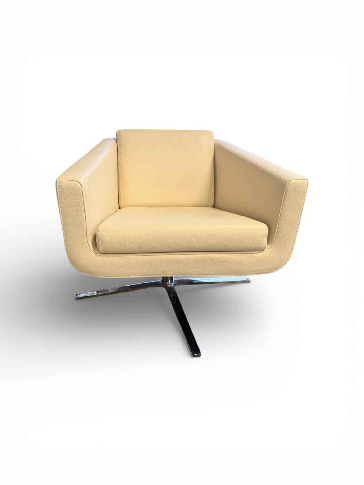 Fauteuil Pavo en cuir crème avec cadre en chrome de FSM, années 2000.