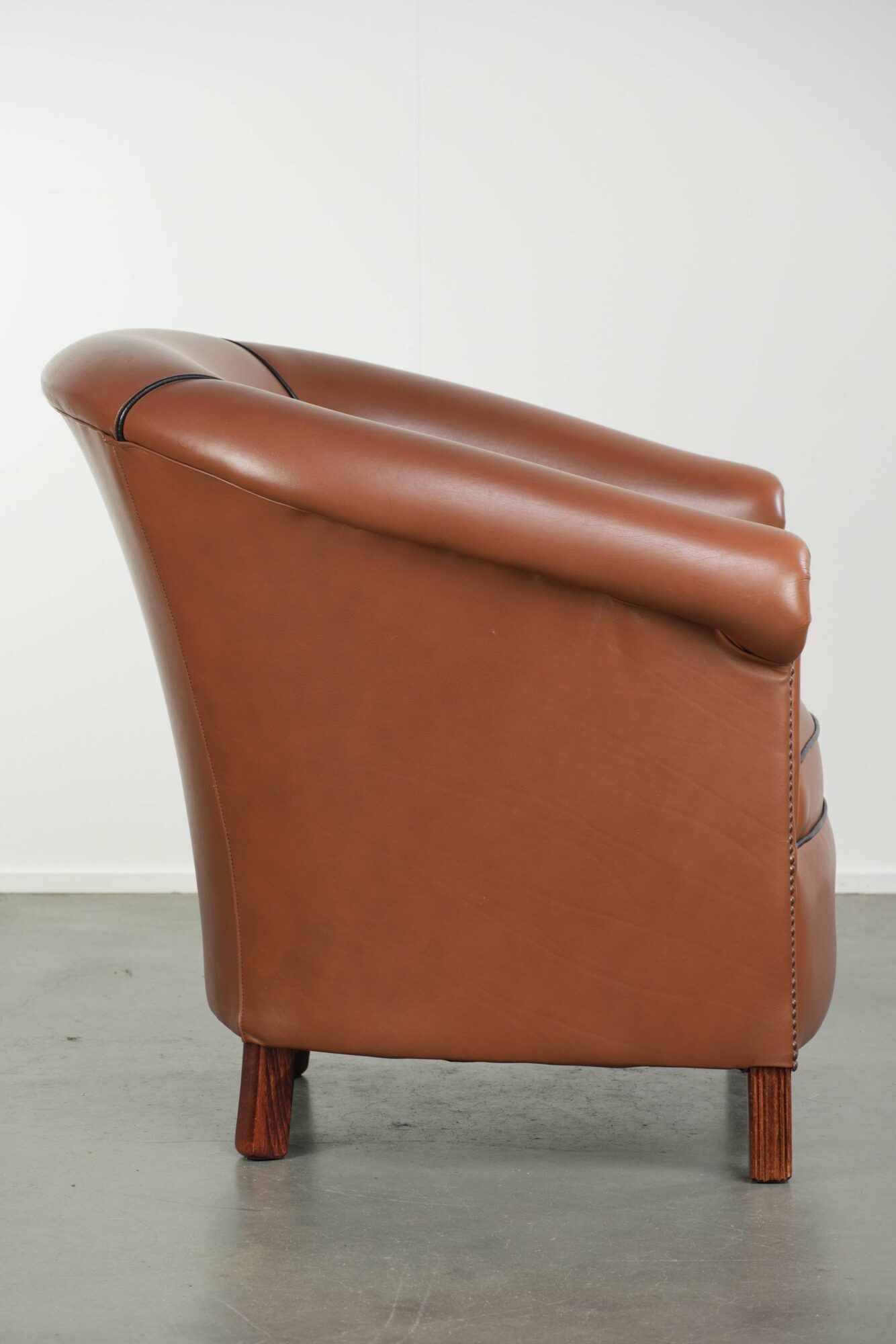 English cowhide club armchair with a luxurious finish and a good appearance