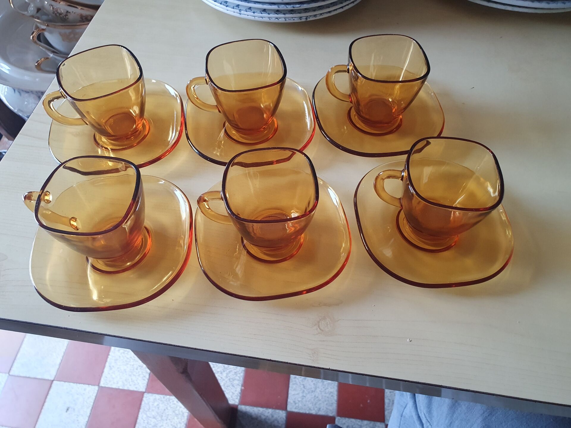 Service of 6 cups and saucers in amber glass.