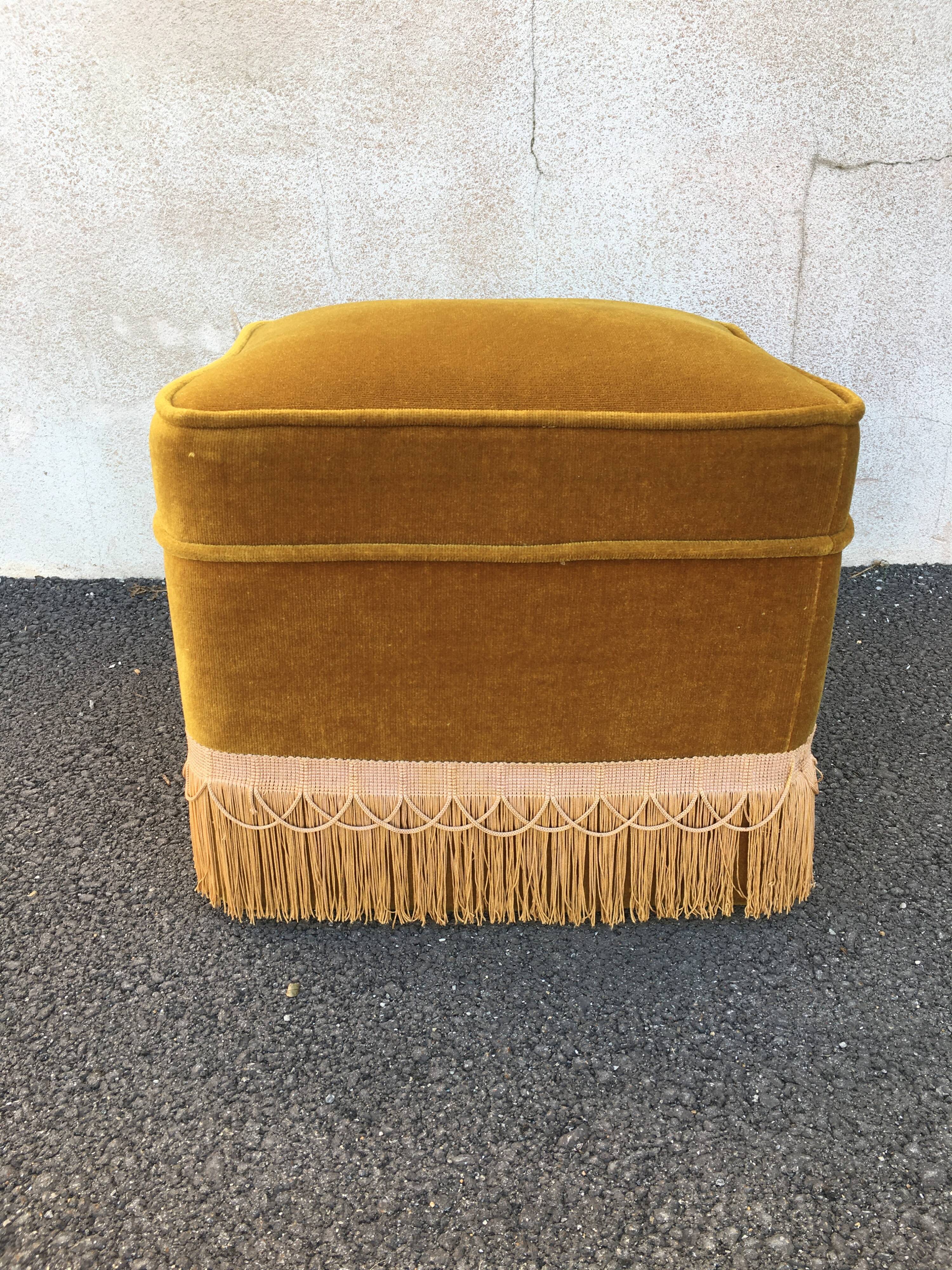Gold velvet pouf with fringes