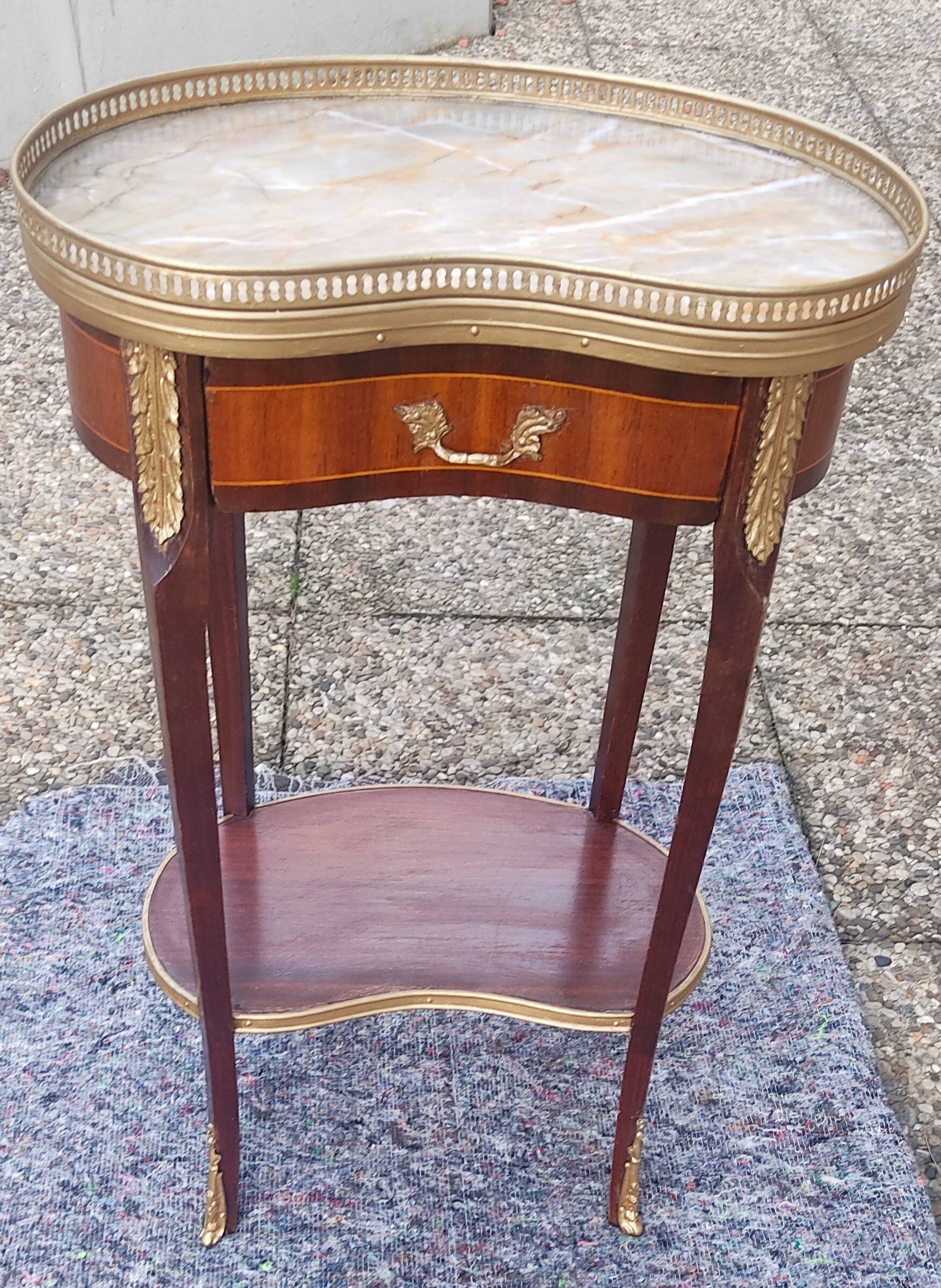 Louis XVI period pedestal table, in solid mahogany and veneer, and in gilded bronze.
