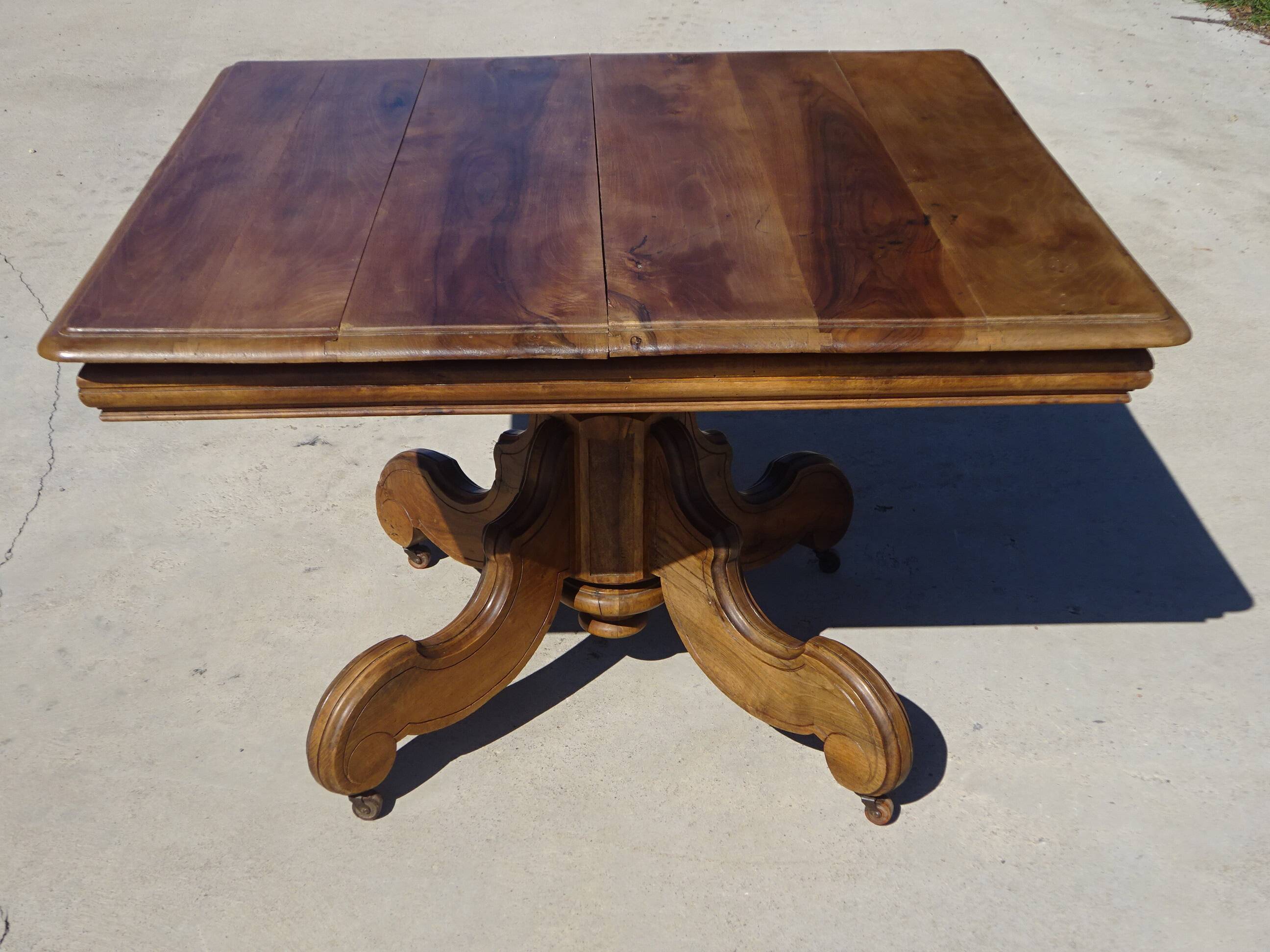 Ancienne table carrée en noyer avec pied central
