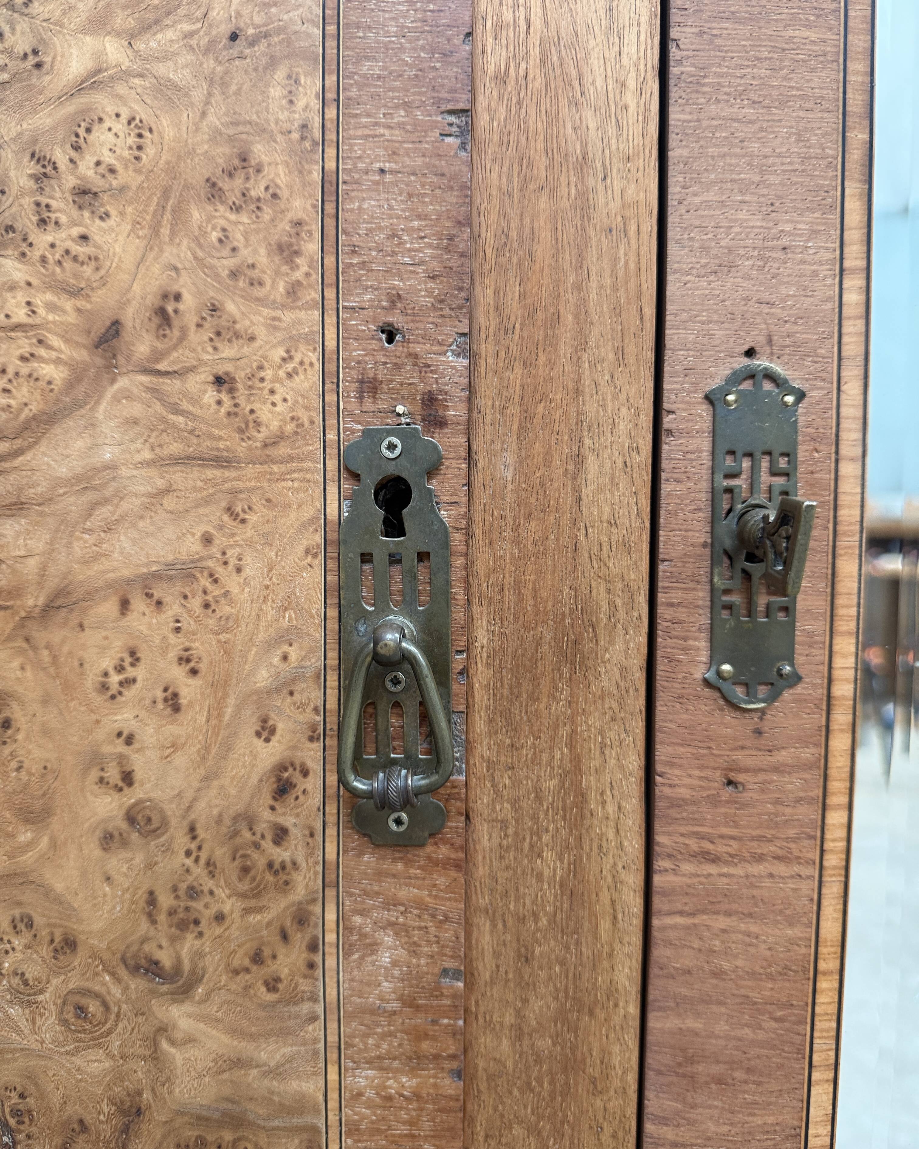 Armoire Art Déco en érable moucheté, rénovée