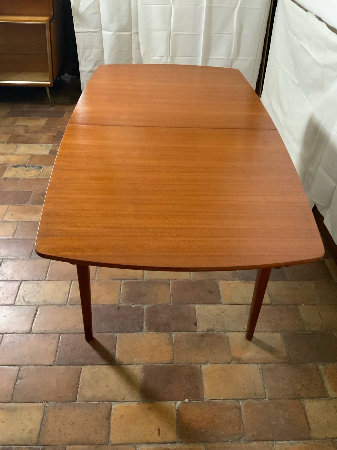 Extendable dining table