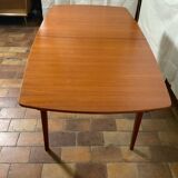 Extendable dining table