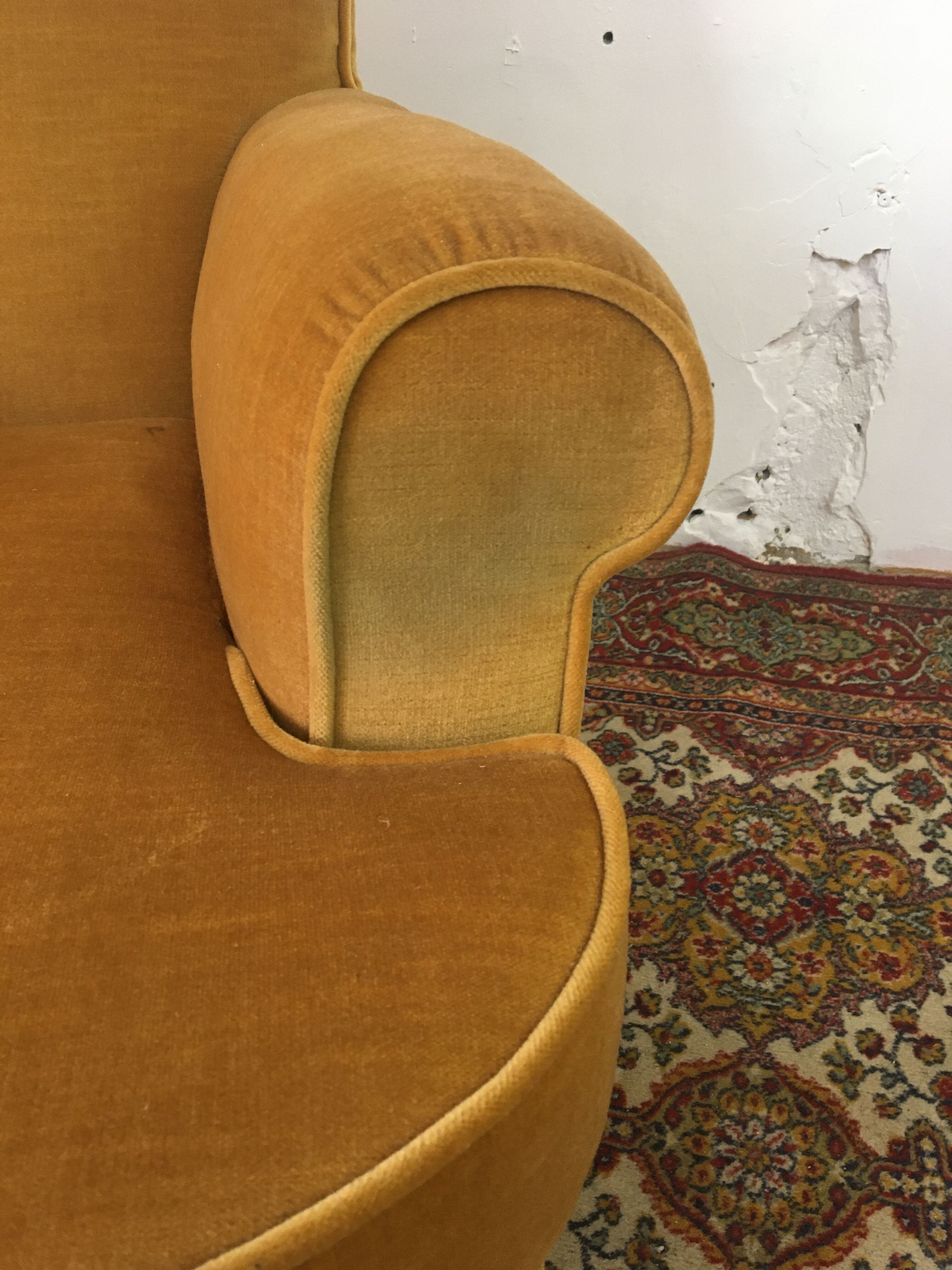 Large-format toad chair