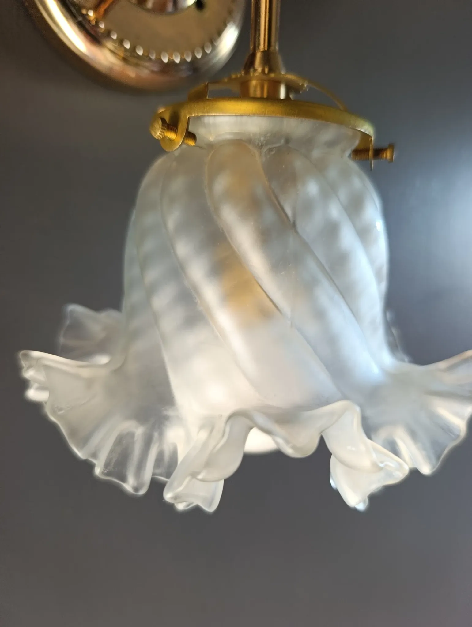 Chic retro wall light in gold brass & pink glass tulip