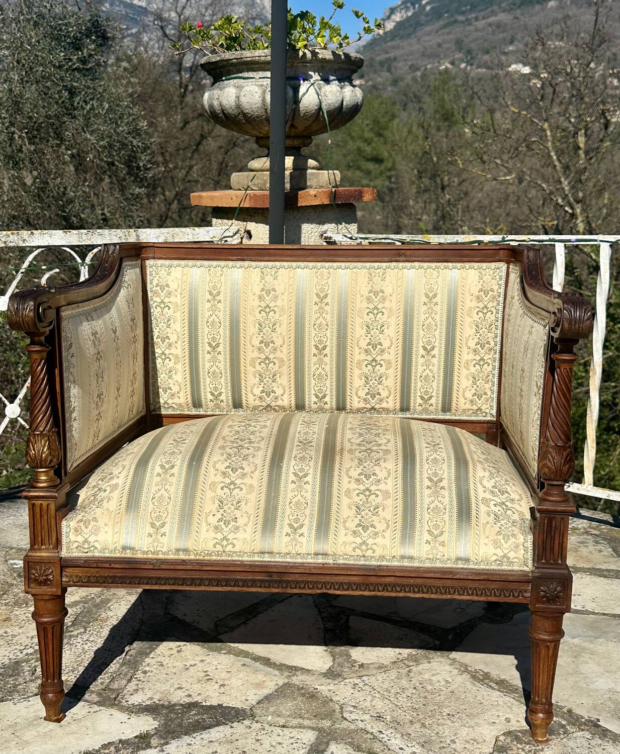 Low armchair in finely carved wood in the Louis XVI style from the 19th century