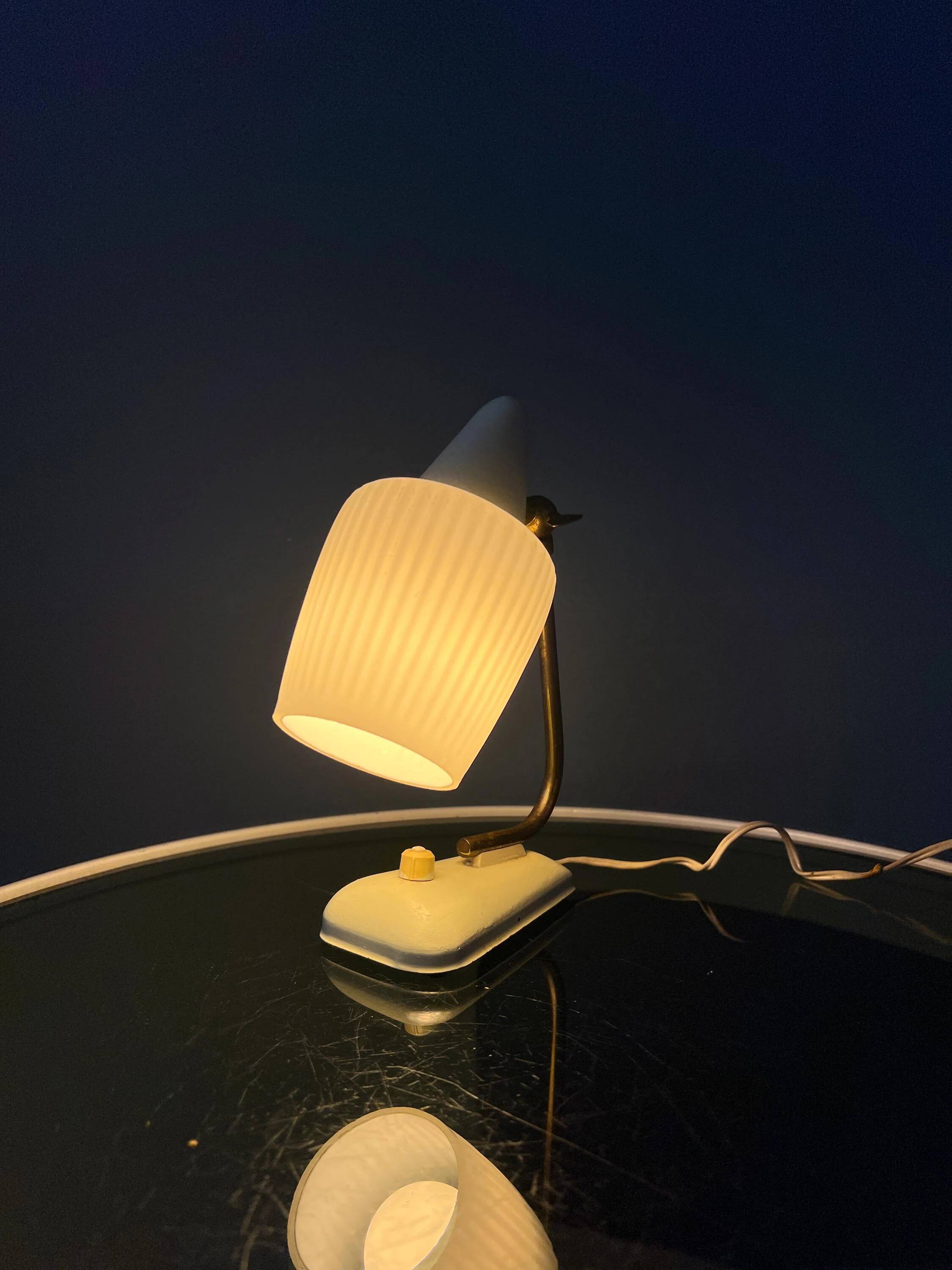 Lampe de bureau en verre opalin style Art déco Mid-Century