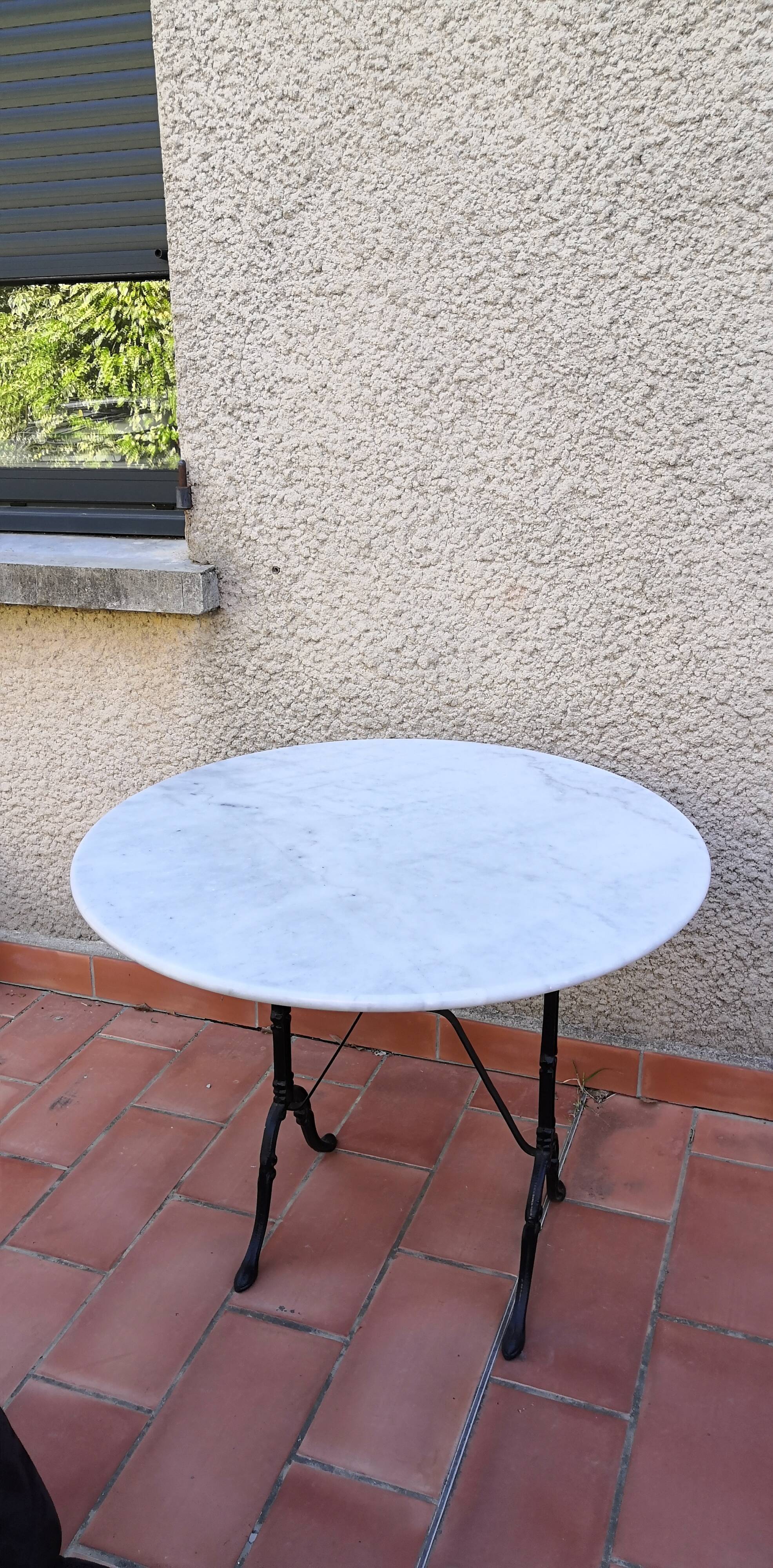 Round table marble and foot vintage cast iron