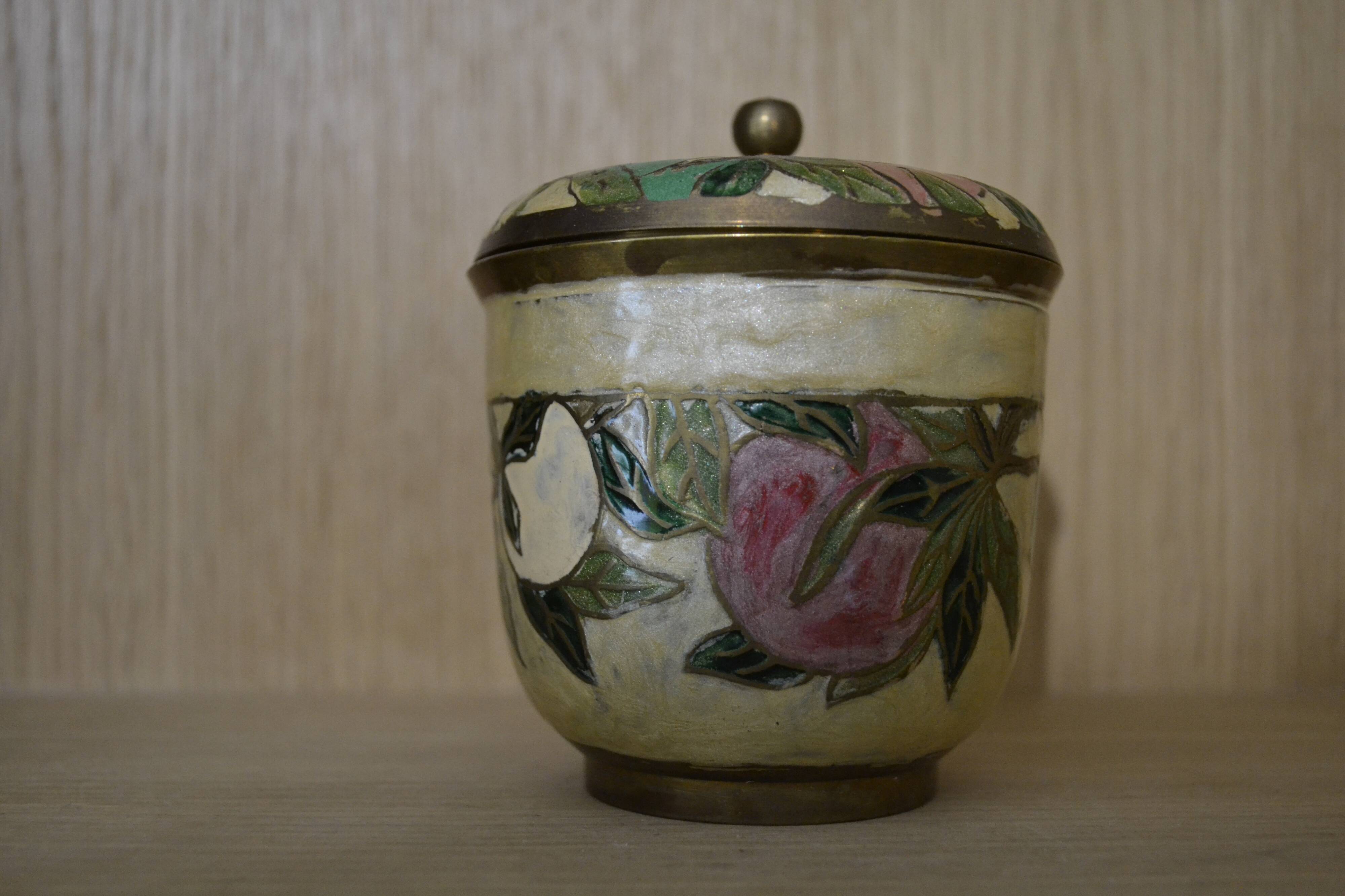 Mother-of-pearl box flower pattern