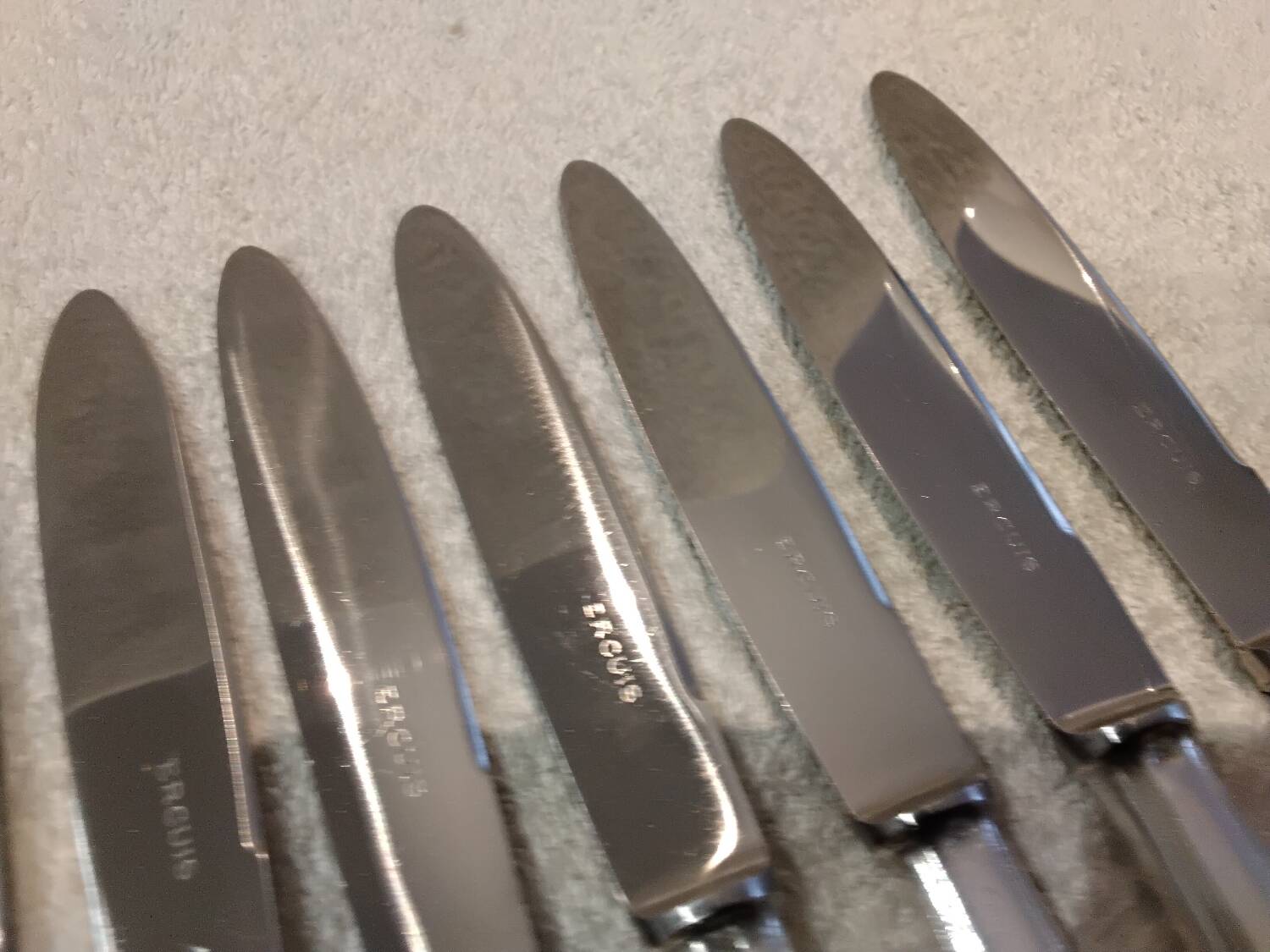 12 silver-plated dessert knives by the silversmith Ercuis, Senlis, 20.3 cm.