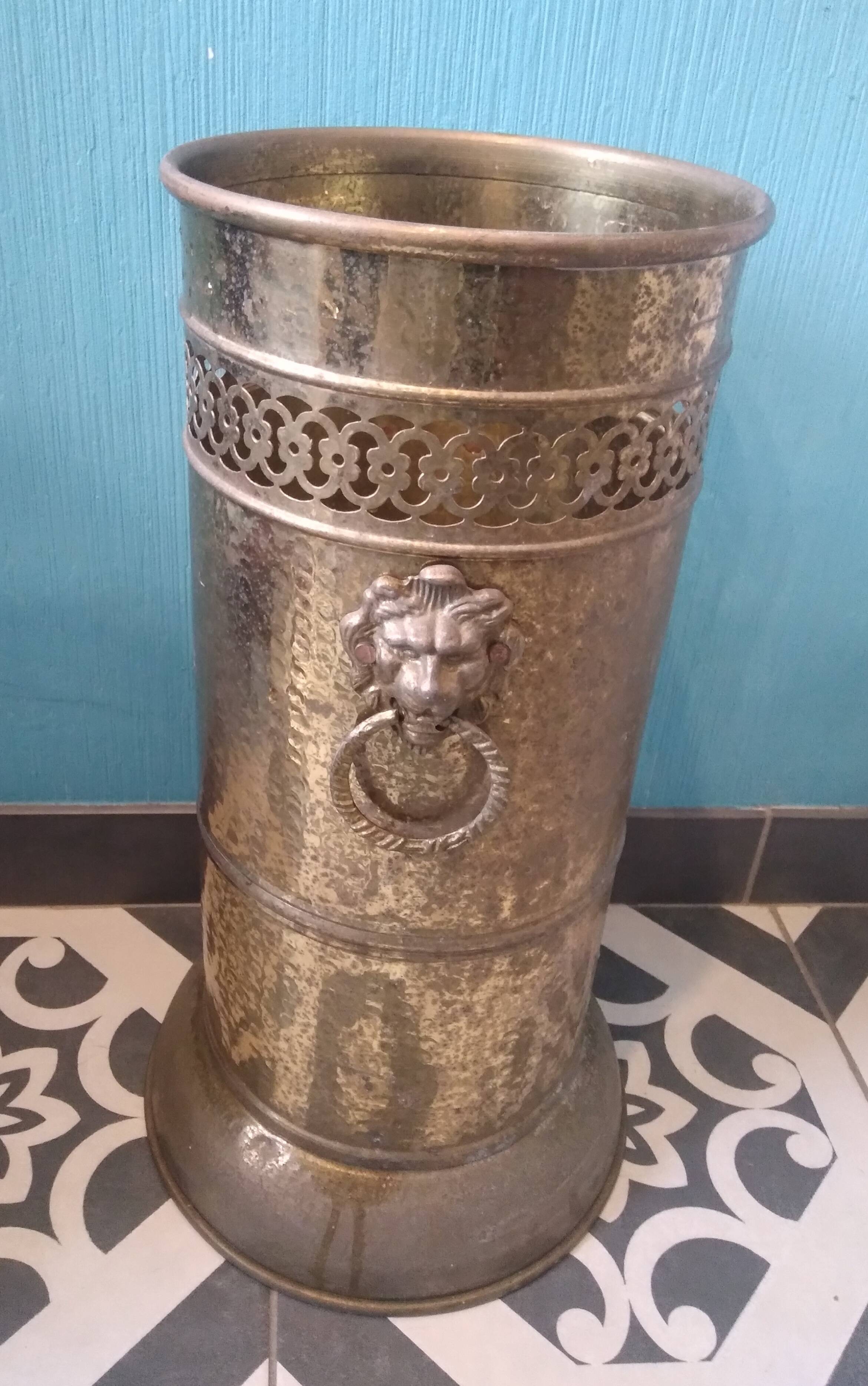 Lion head umbrella stand