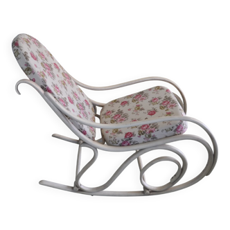 Thonet rocking chair in cream lacquered bentwood, pink floral fabric, period 1890-1919.