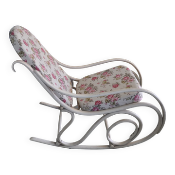 Fauteuil à bascule Thonet en bois courbé laqué crème, tissu floral rose, époque 1890-1919