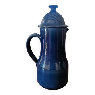 Pichet bleu en terre cuite émaillée