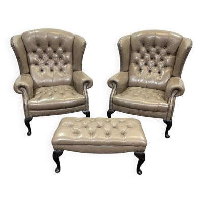 Paire de fauteuils Chesterfield à haut dossier et 1 repose pieds en cuir