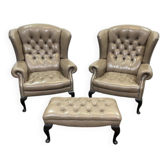 Paire de fauteuils Chesterfield à haut dossier et 1 repose pieds en cuir