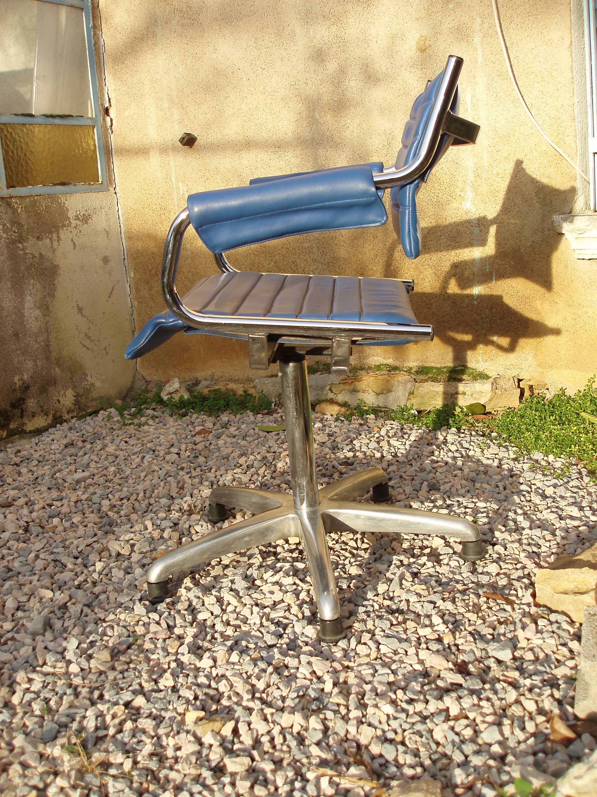 Blue office chair of the 70s swivelling