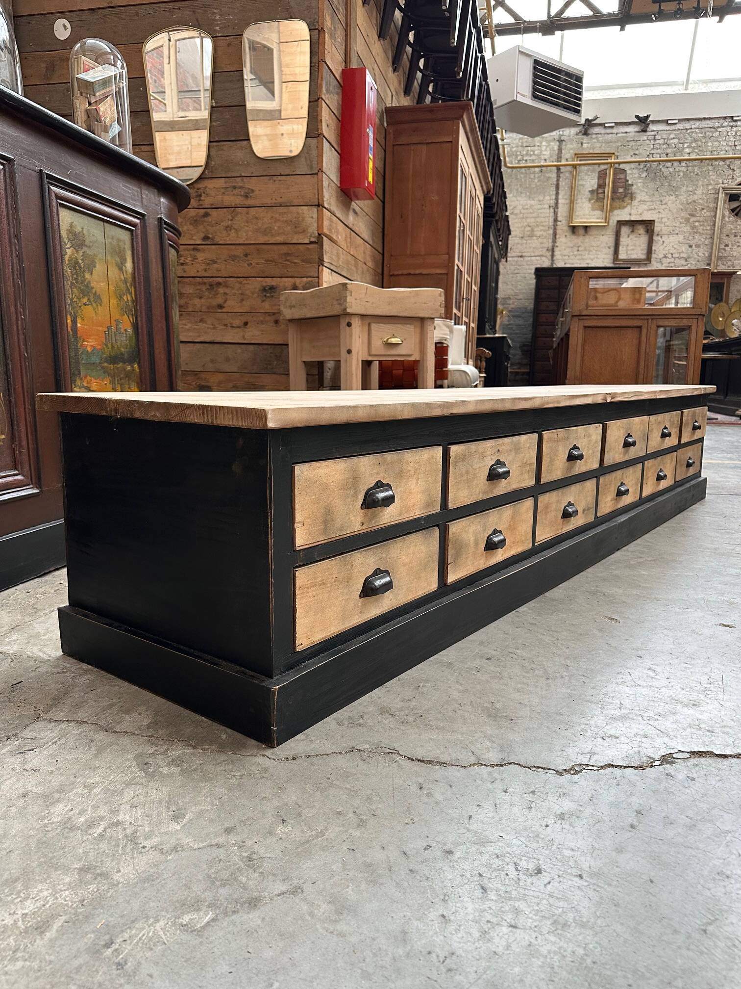 Meuble télé réalisé dans un ancien meuble de métier