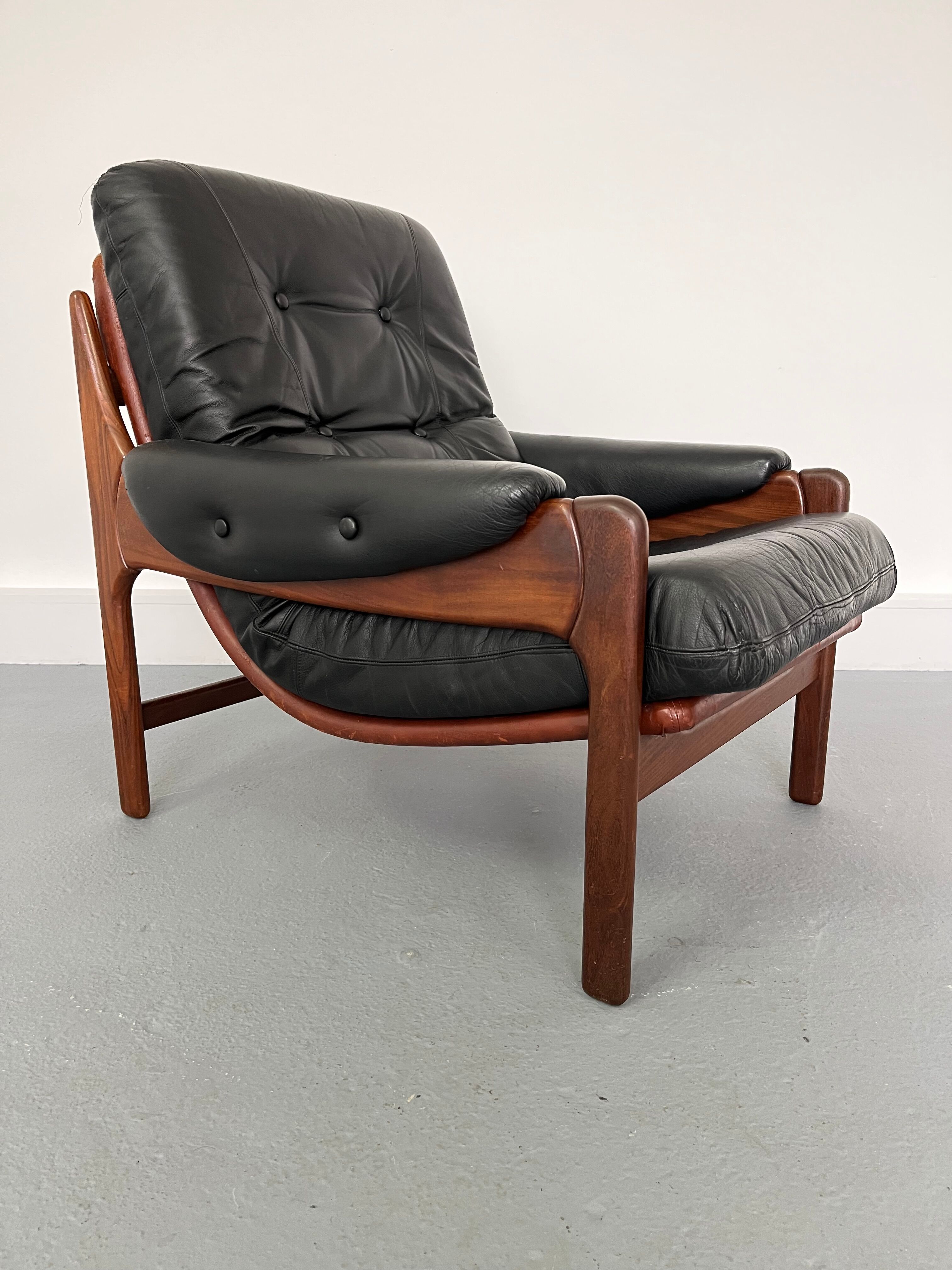 Fauteuil en teck et cuir années 1960