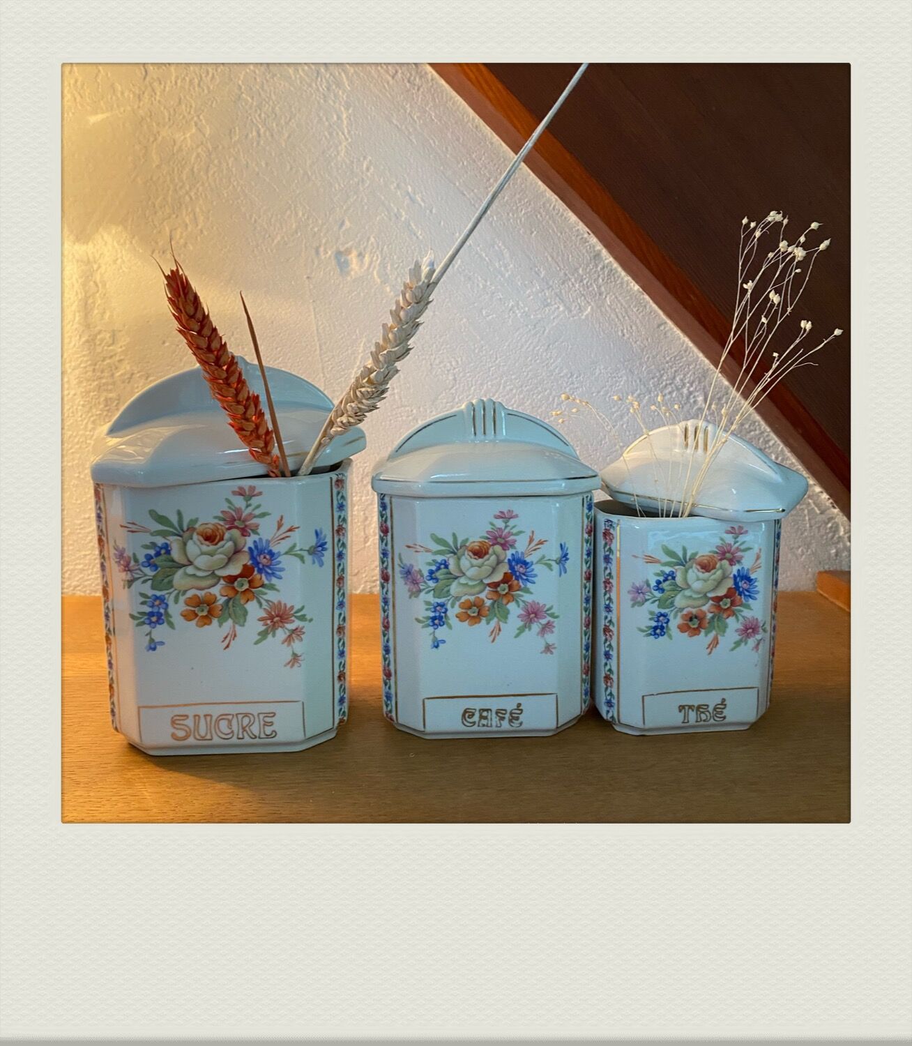 Pots à épices avec motifs floraux