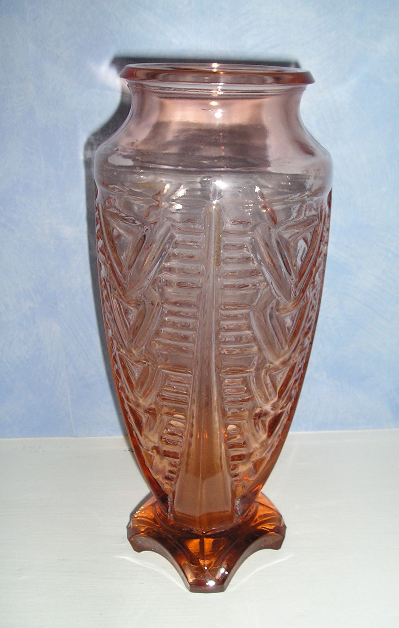 Vase en verre moulé rose style art deco
