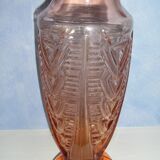 Vase en verre moulé rose style art deco