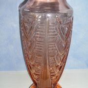 Vase en verre moulé rose style art deco