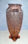 Vase en verre moulé rose style art deco