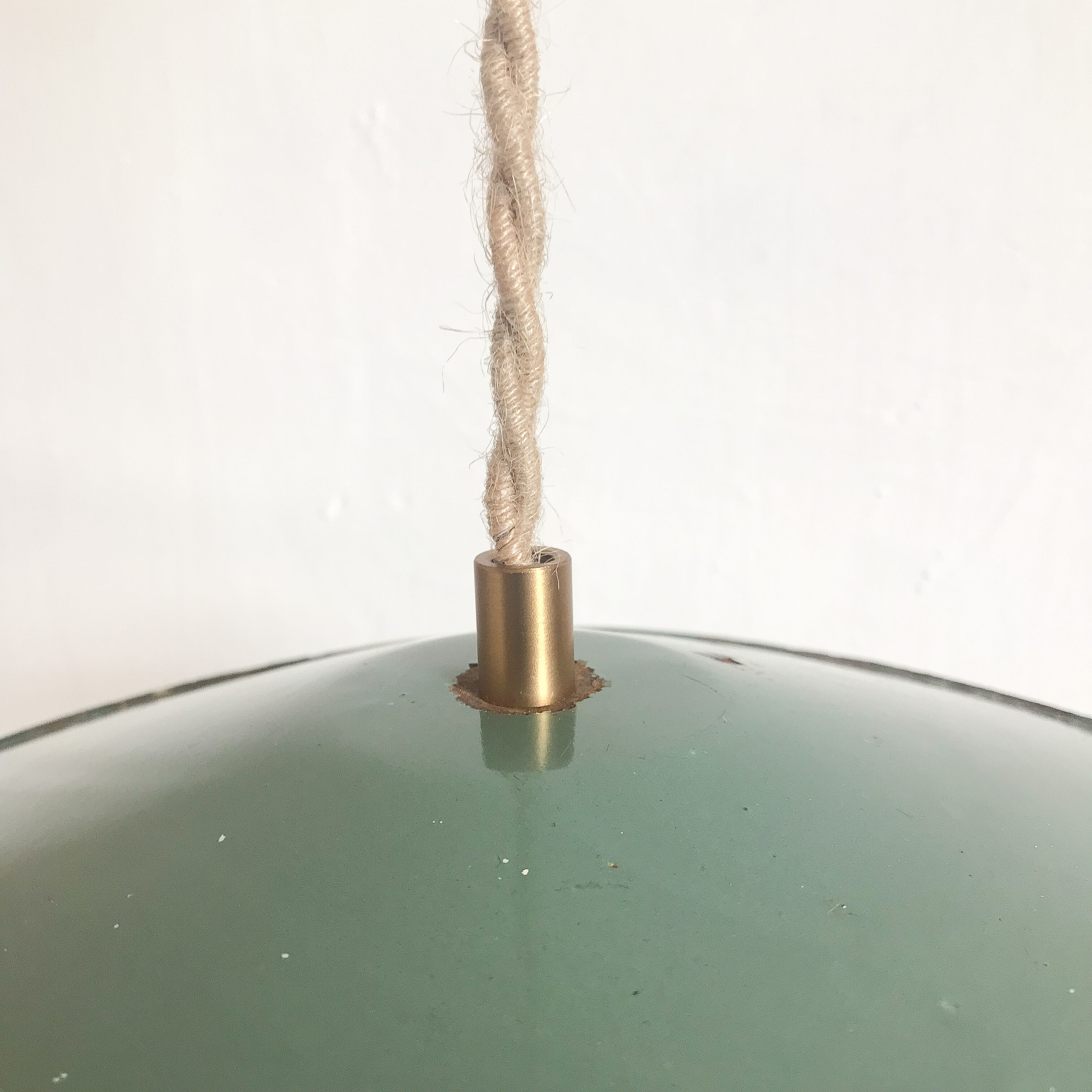 Suspension industrielle en métal gris vert
