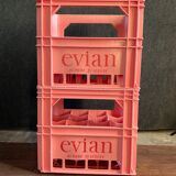 Caisse à bouteilles Évian rose