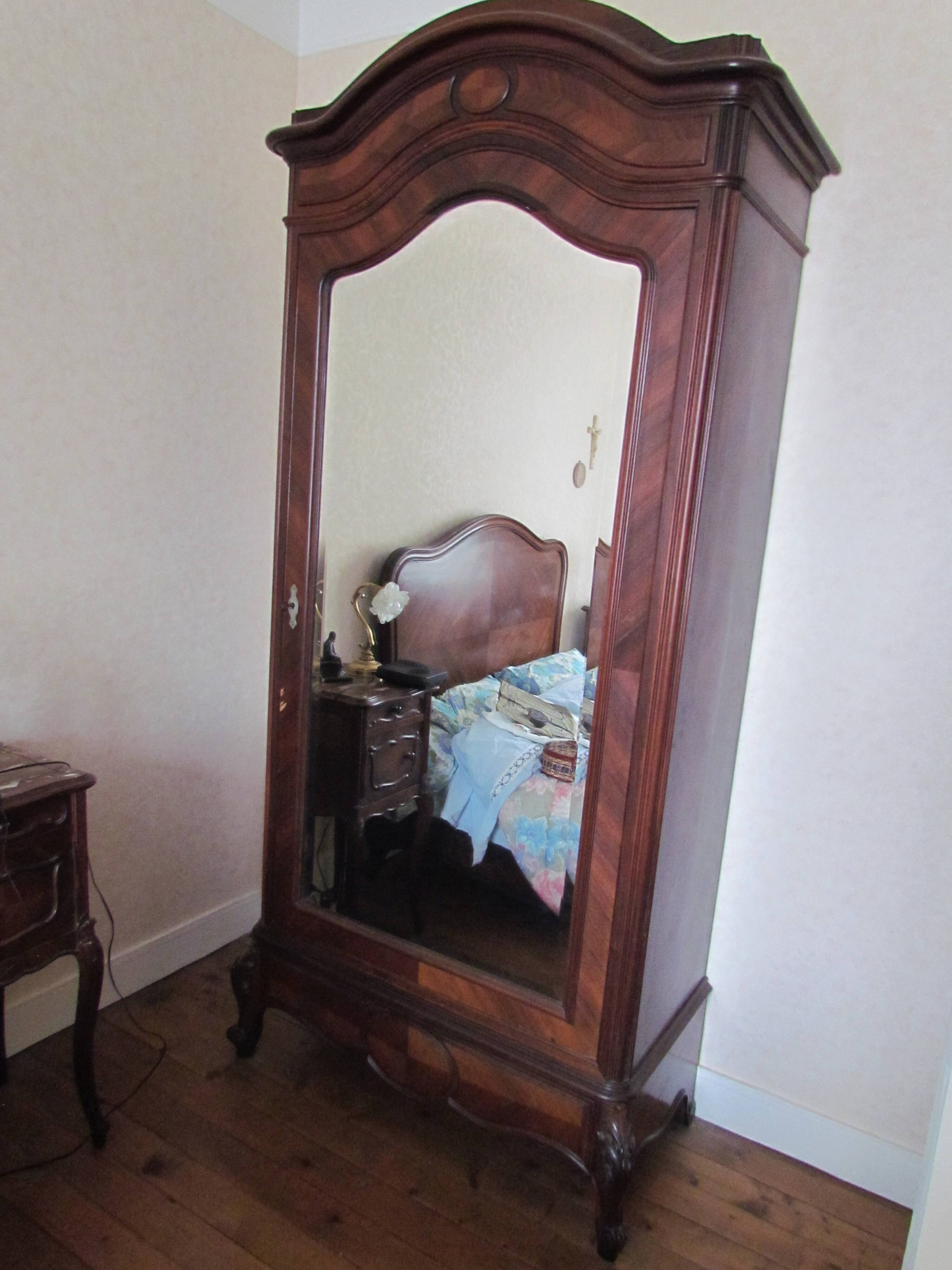 Mirror cabinet