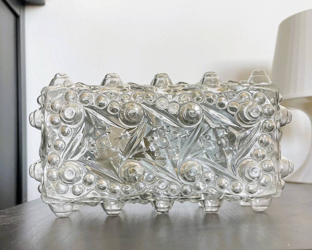Plafonnier ou applique en verre rectangulaire.