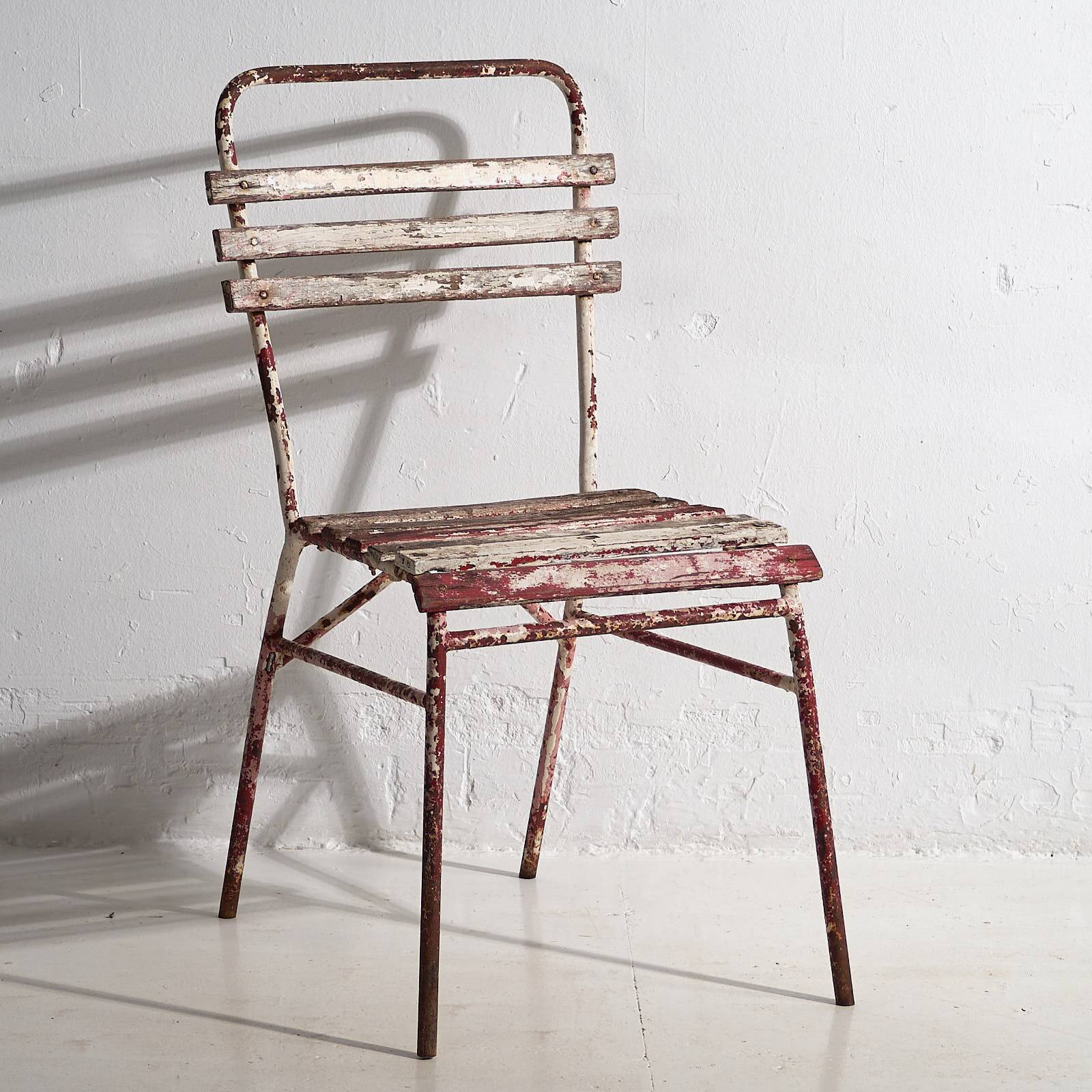 Antique red and white patio chairs (circa 1920). Set of 4 pieces