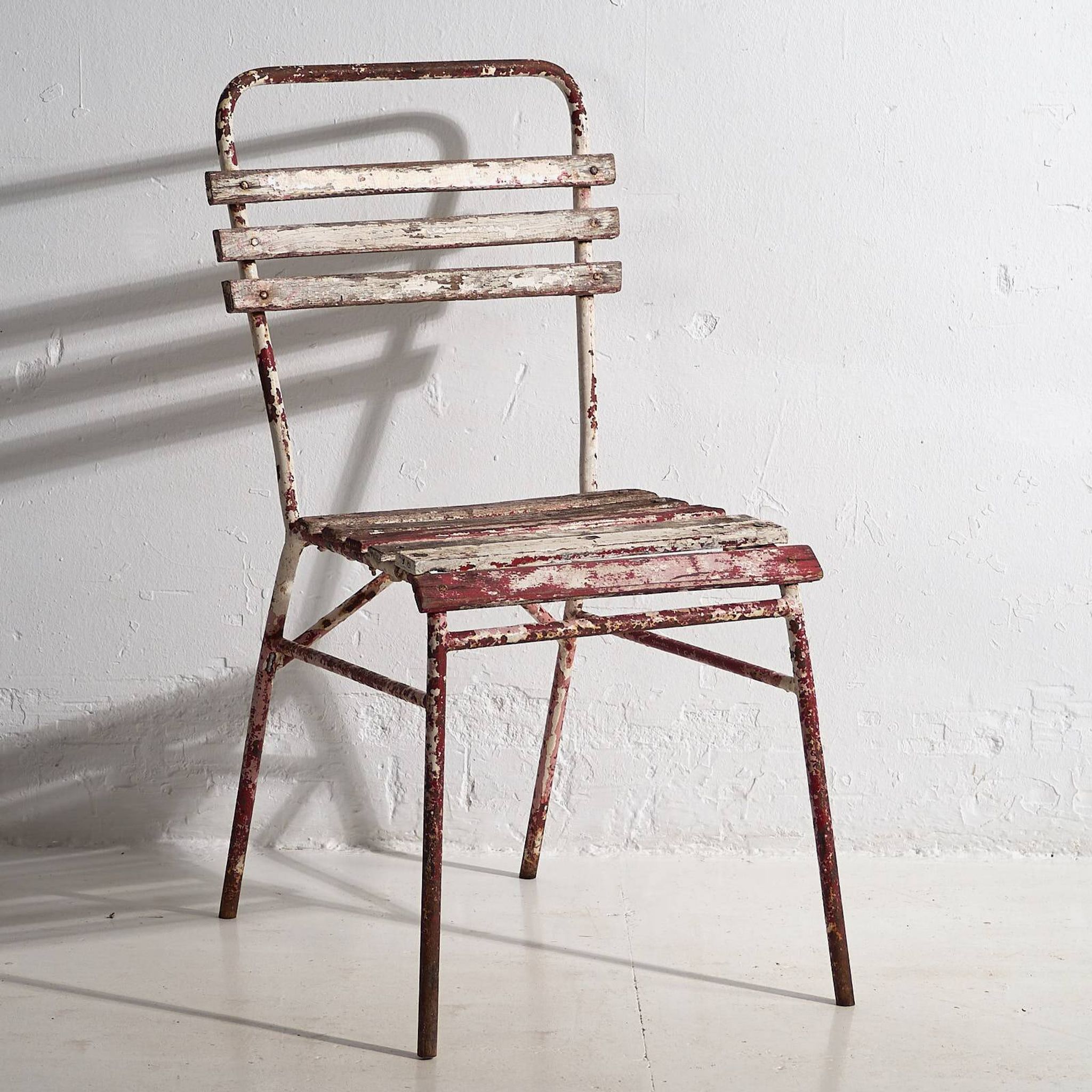 Anciennes chaises de terrasse rouges et blanches (vers 1920). Ensemble de 4 pièces