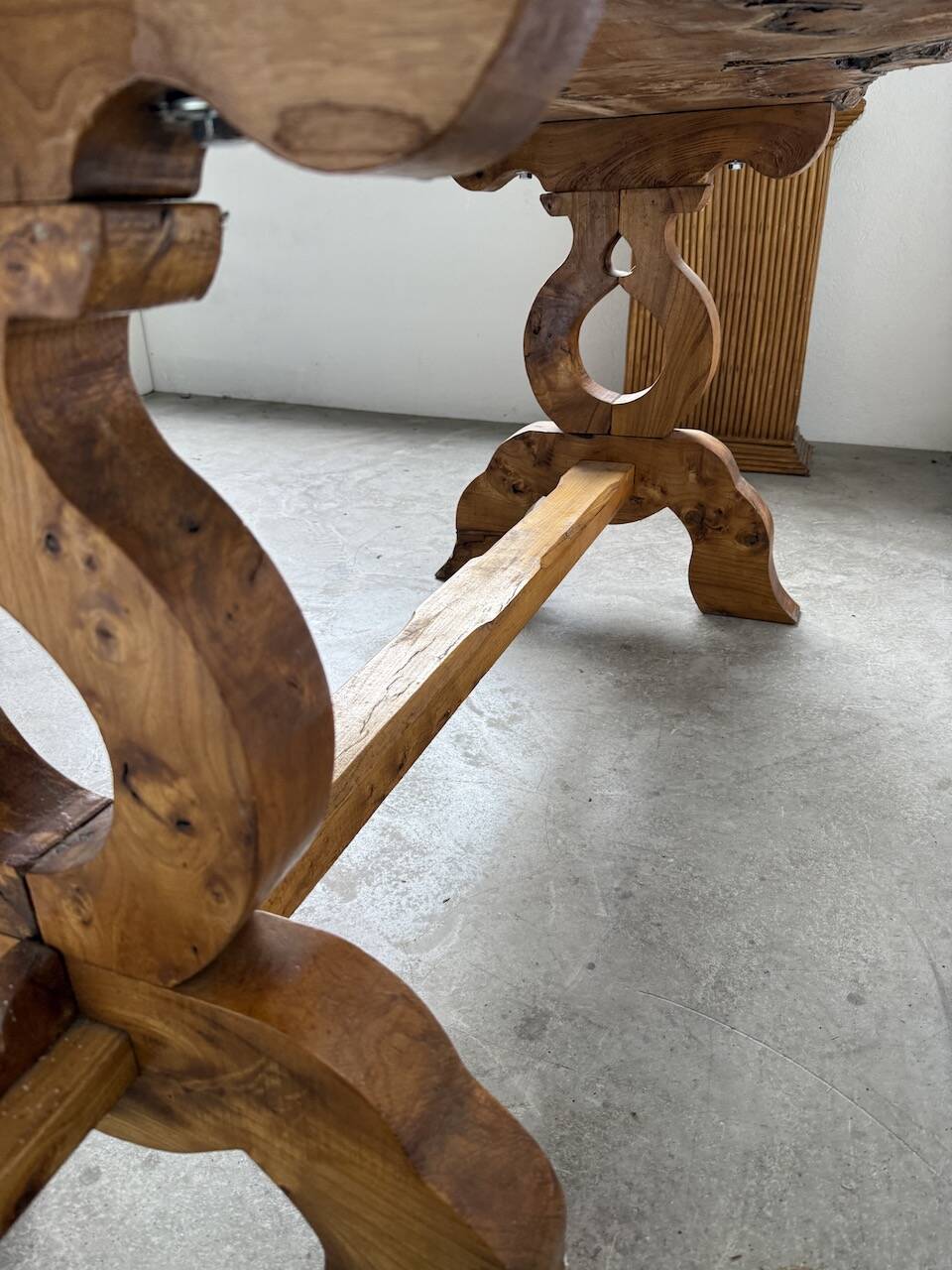 Table artisanale en orme massif, art populaire