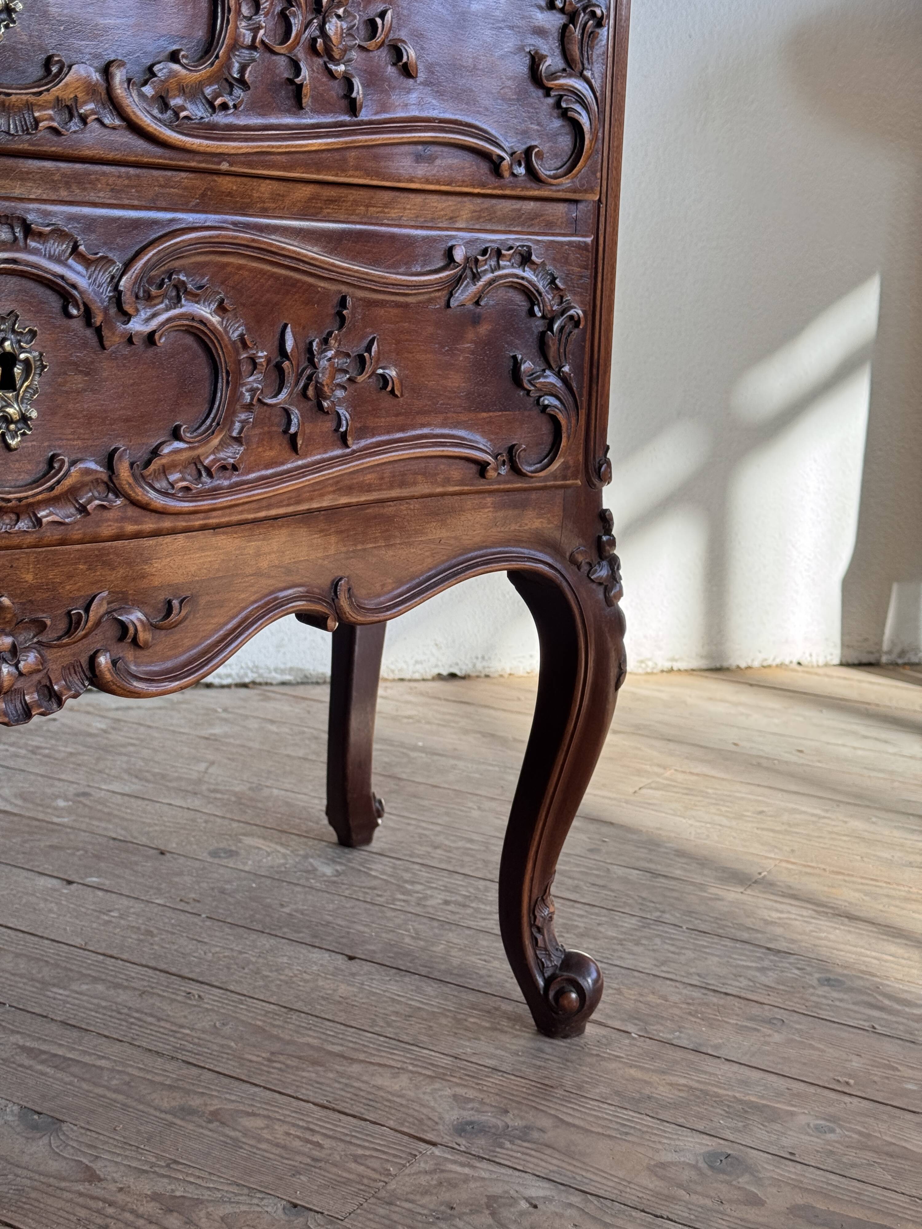 Petite commode de style Louis XV en chêne massif fin XIXème