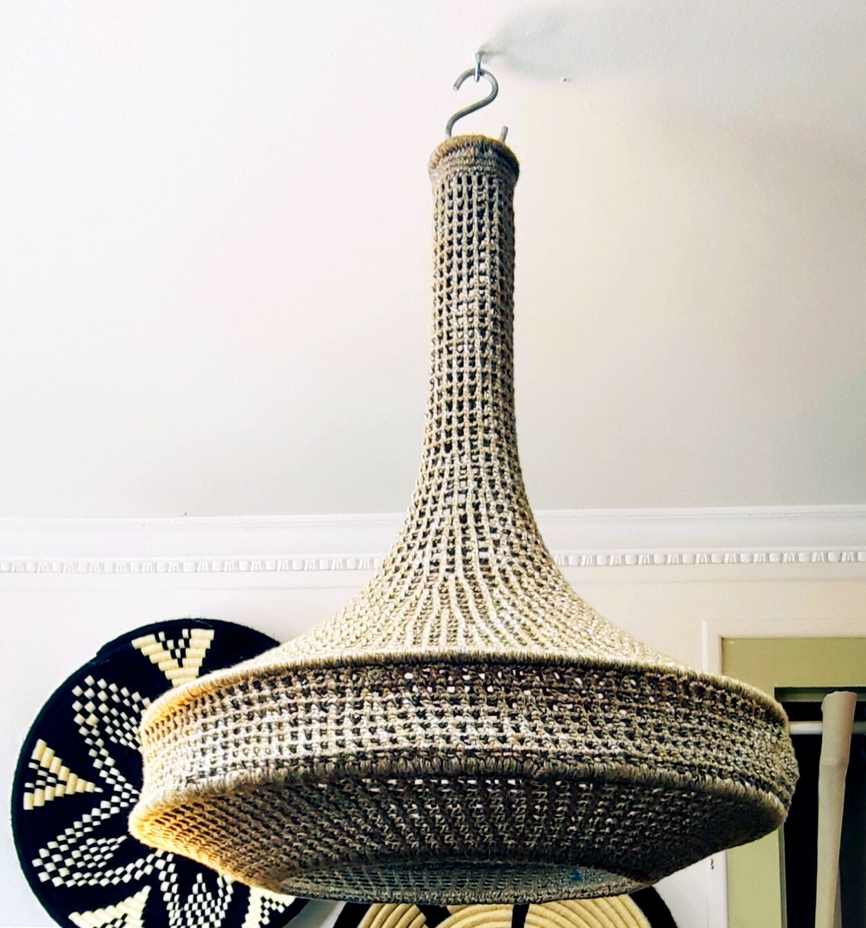 Balloon suspension in cotton thread