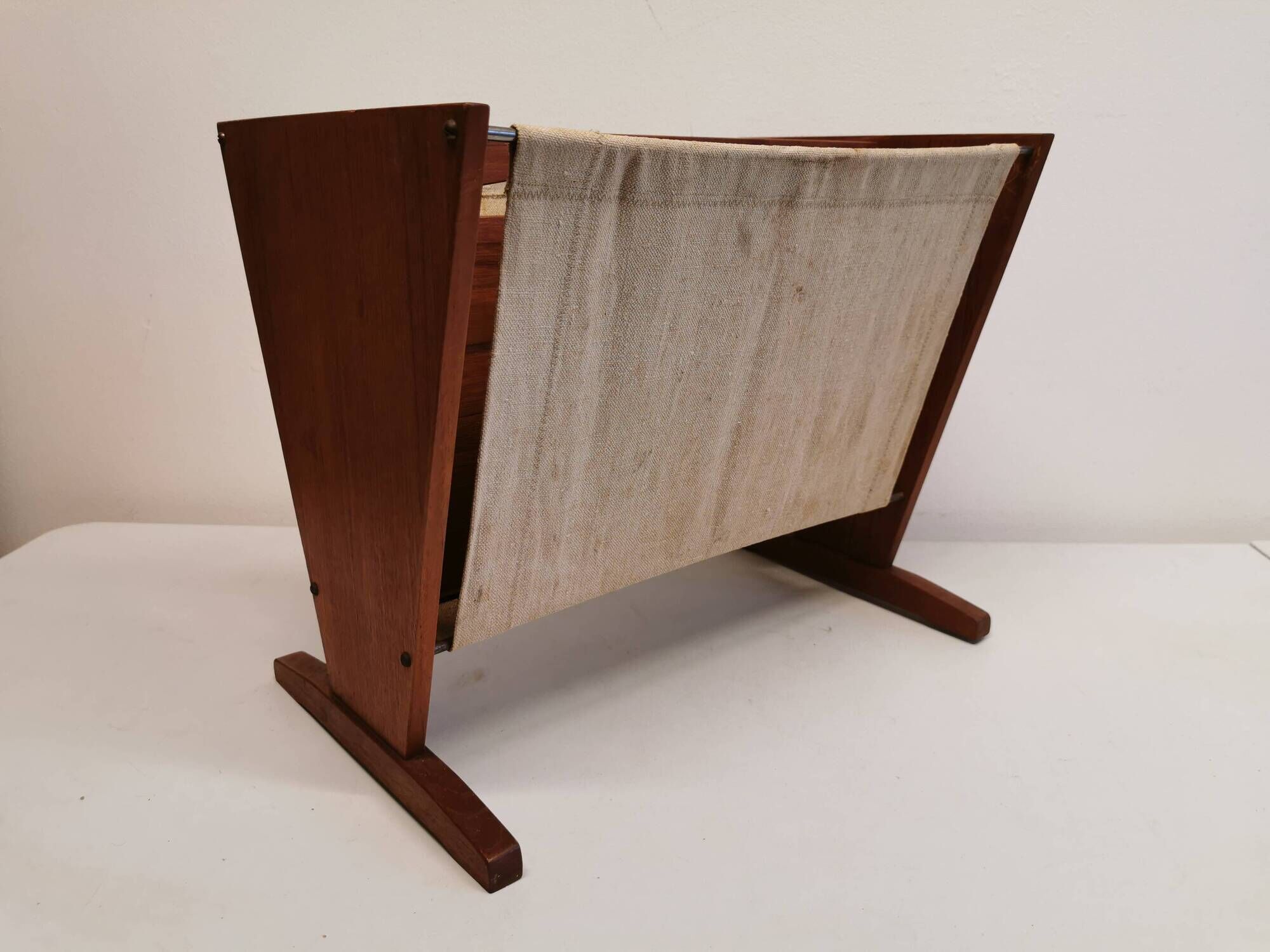 Magazine rack in teak wood with sand-coloured canvas, Danish and from the 1970s.