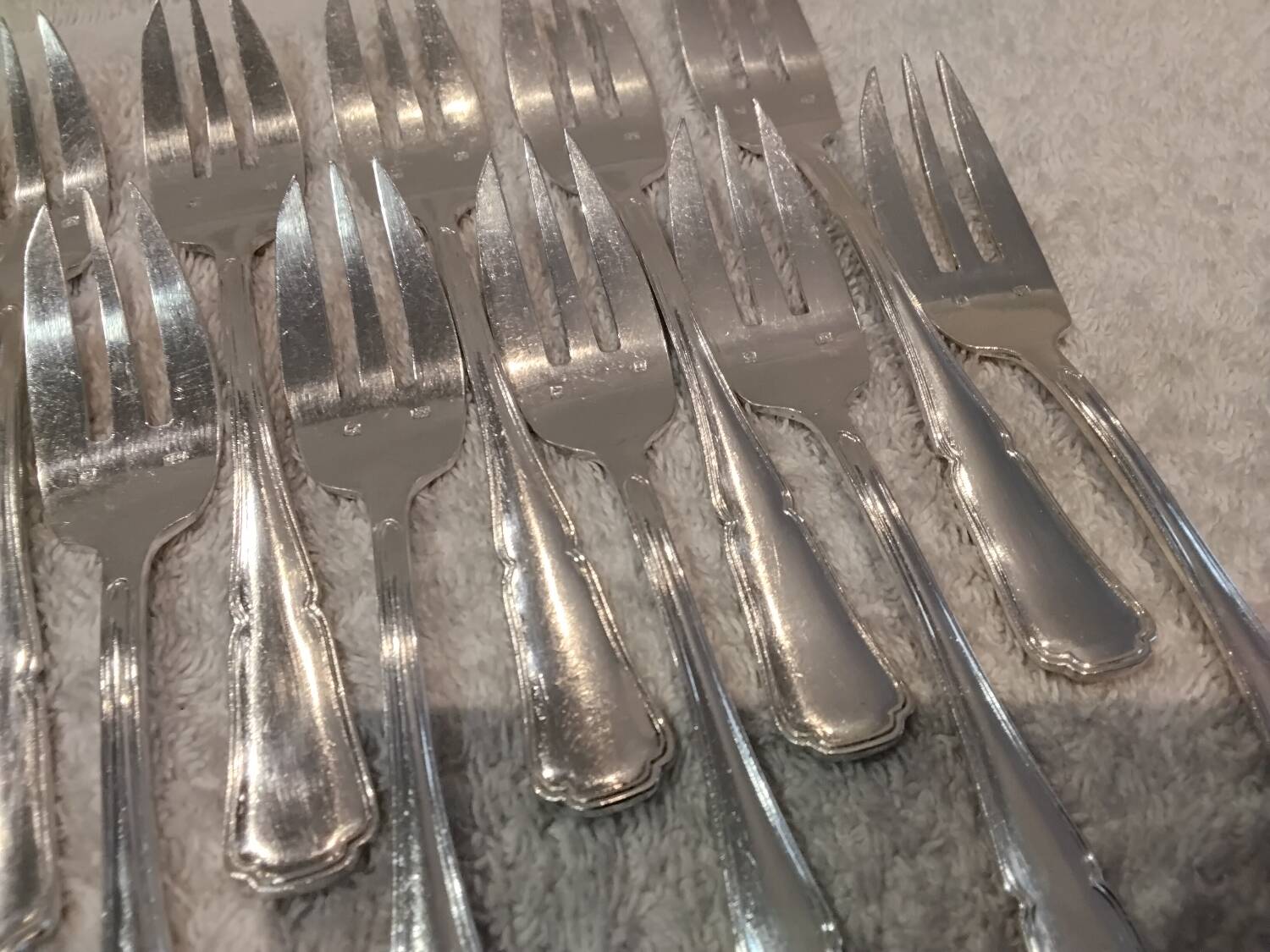 12 silver-plated metal cake forks by silversmith Guillaumot, contours