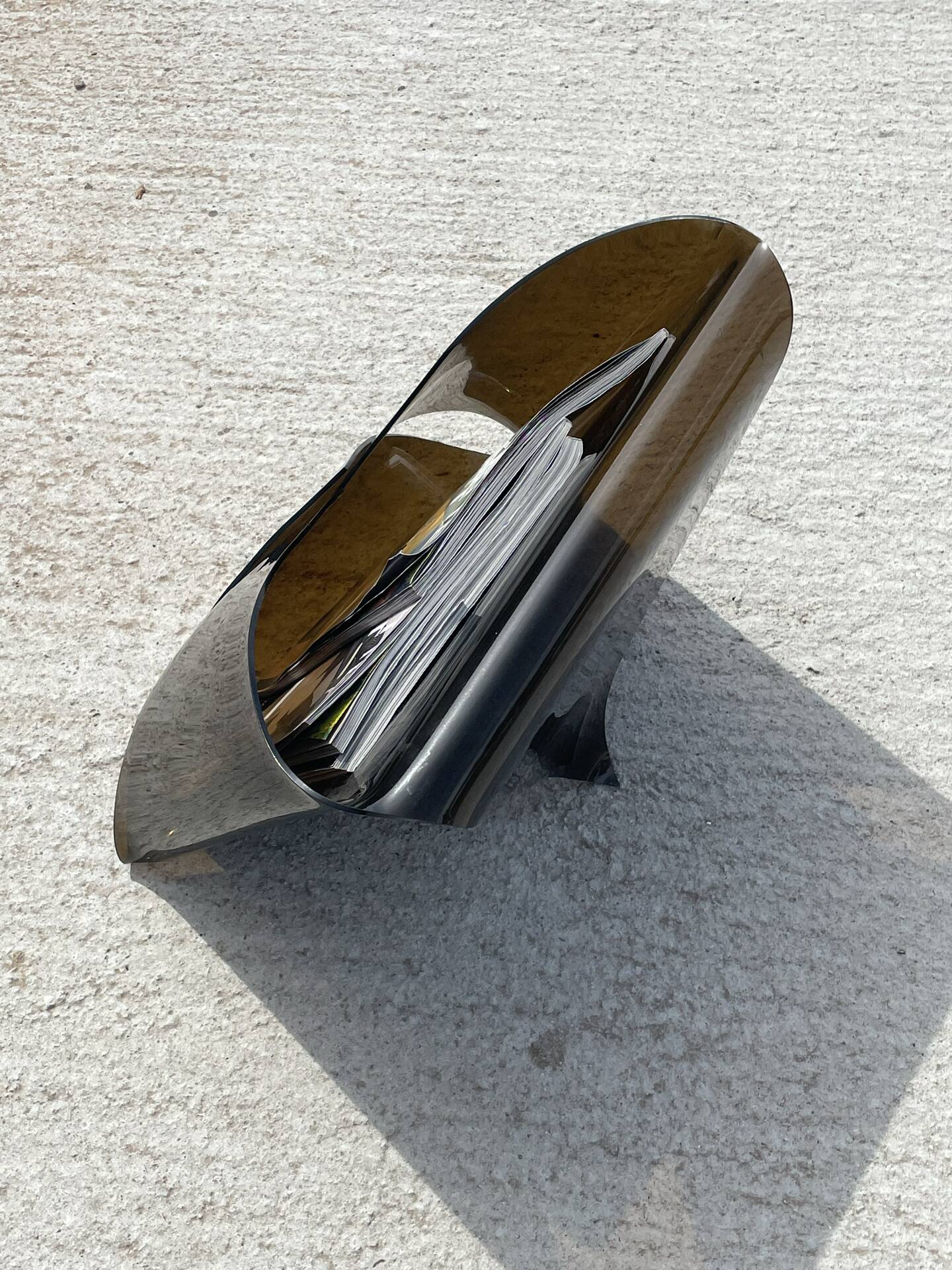 Porte-revues en plexiglas fumé des années 1970.