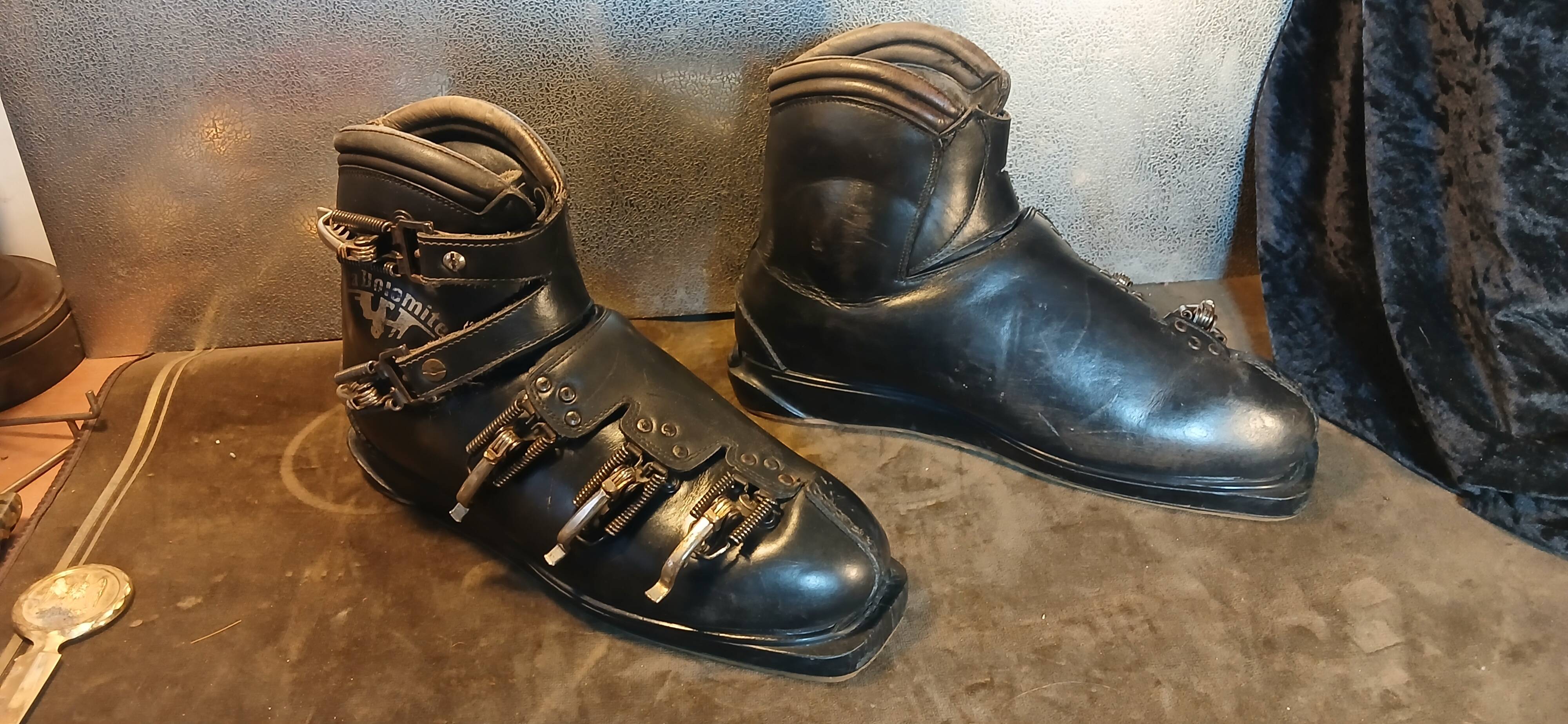 Pair of vintage wooden Skis and their poles + shoes.