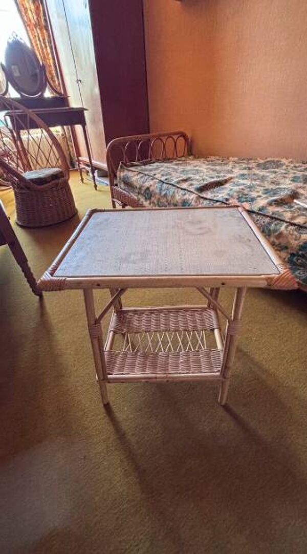Table de chevet vintage en bambou et rotin avec plateau décoratif