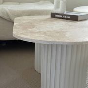 Table basse ovale en travertin et bois cannelé blanc