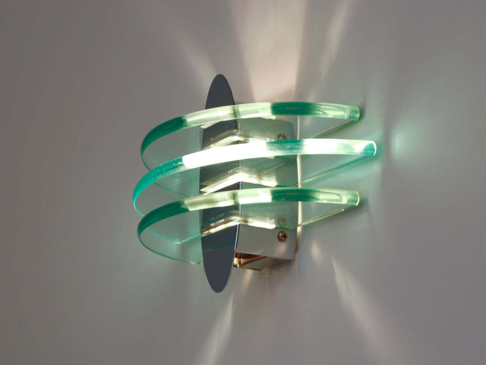 Paire d'appliques postmoderne en métal et verre circa 1980