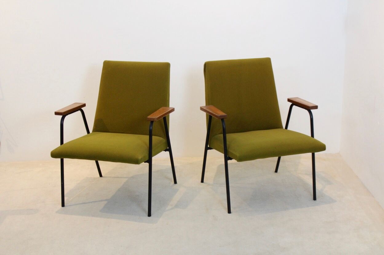 Paire de fauteuils Pierre Guariche par Meurop