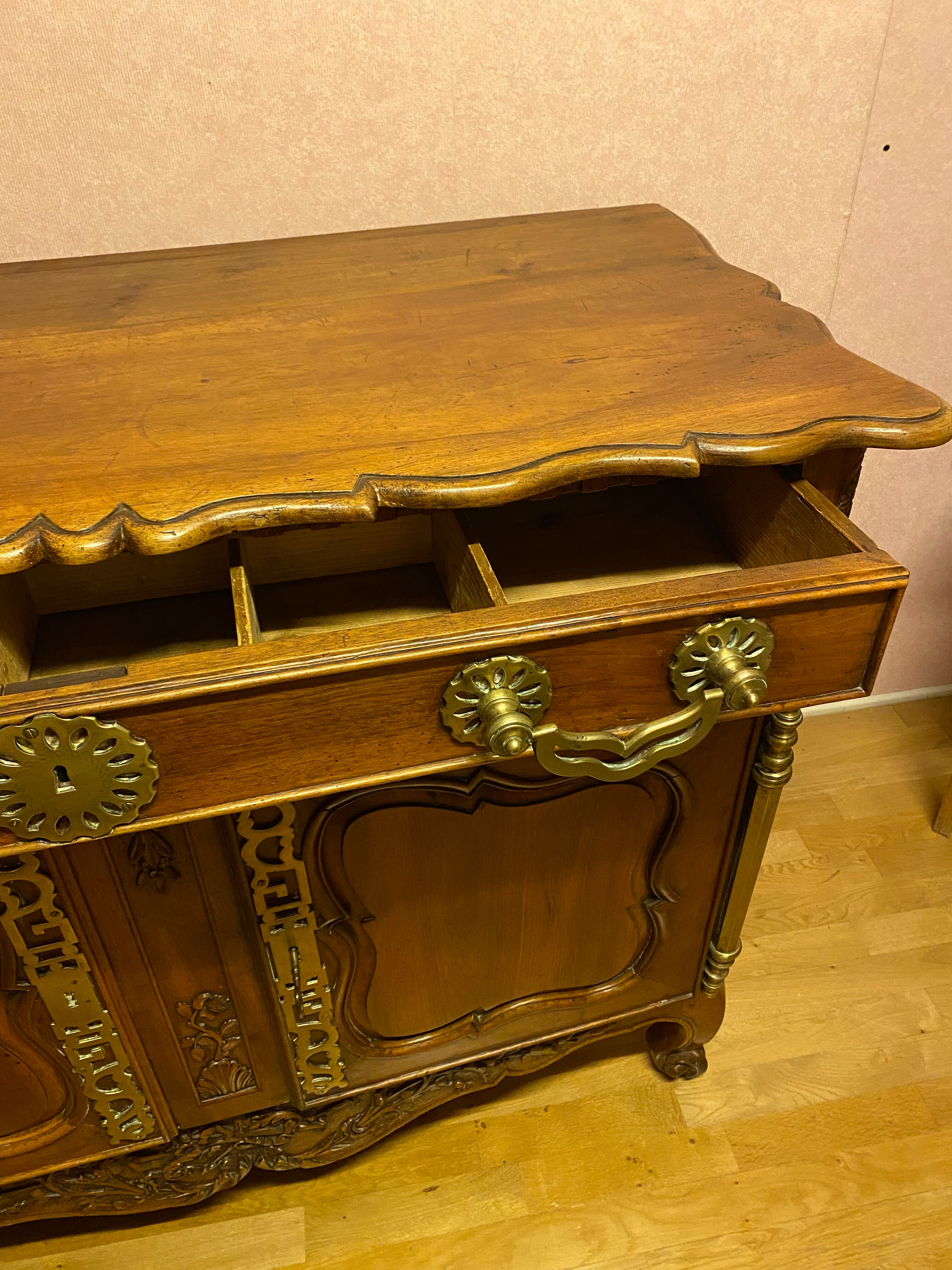 Buffet provençale en noyer XVIII siècle